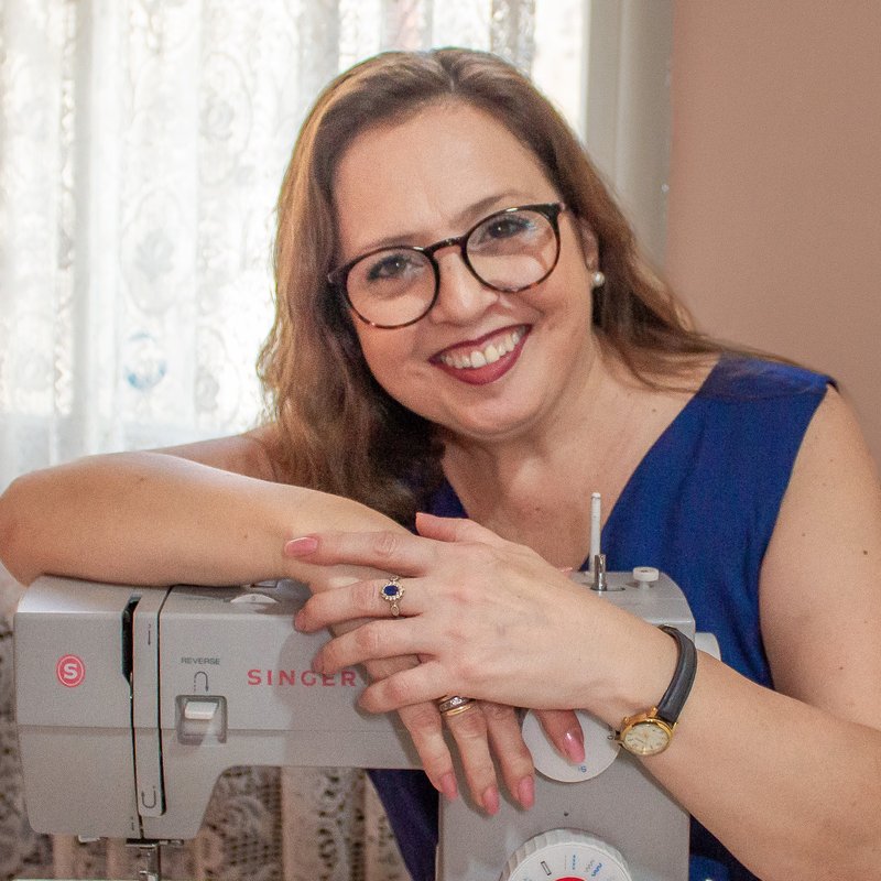 Rozana, costureira do Ateliê Recryar, em Santa Maria